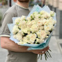 15 веток кустовой пионовидной розы в букете «Сладкая ваниль»