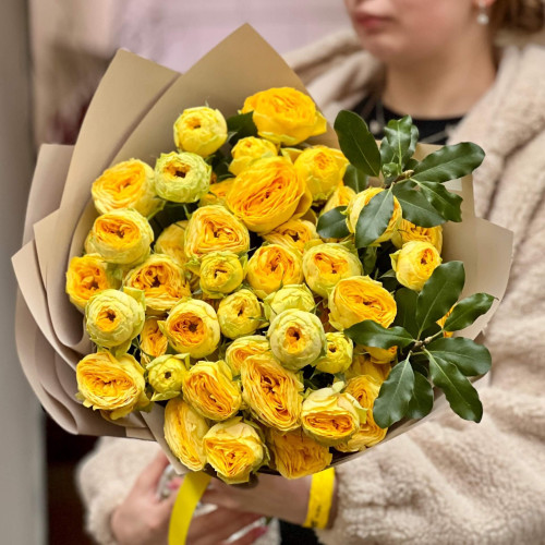 Сонячний букет із кущової піоновидної троянди та рускуса «Енергія тепла»