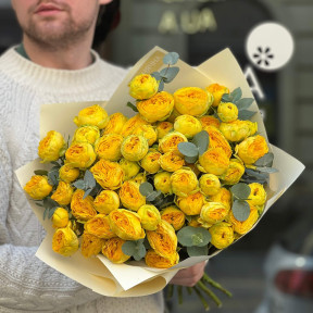 9 гілок кущової півонієвидної троянди Gold Trendsetter у букеті «Золоті промінчики»