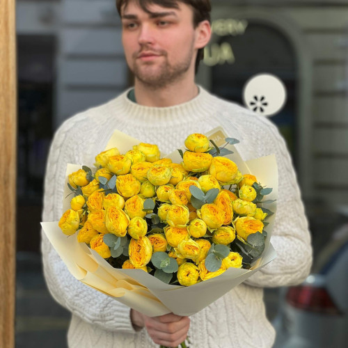 9 гілок кущової півонієвидної троянди Gold Trendsetter у букеті «Золоті промінчики»