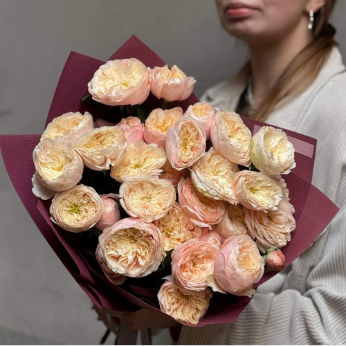 Букет із ніжних кущових троянд «Світлий шовк»