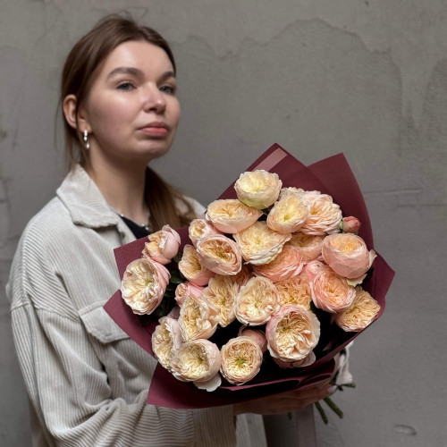 Букет із ніжних кущових троянд «Світлий шовк»