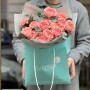 Чудовий букет із 7 гілок кущової піоновидної троянди Джульєтта та евкаліпту «Персикова насолода»