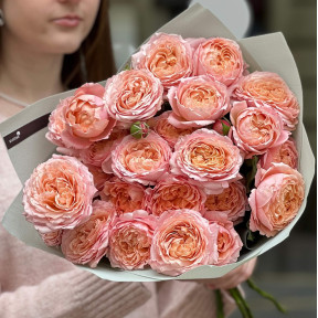 5 гілок піоновидної кущової троянди Juliet у букеті «Радісний спогад»