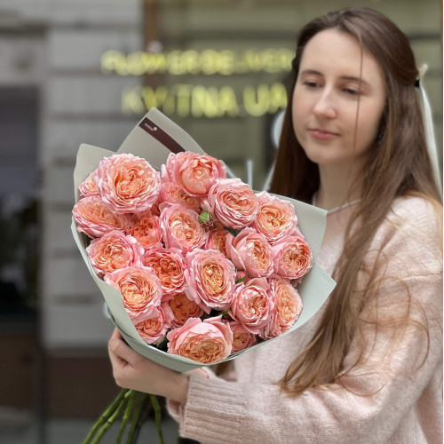 5 гілок піоновидної кущової троянди Juliet у букеті «Радісний спогад»