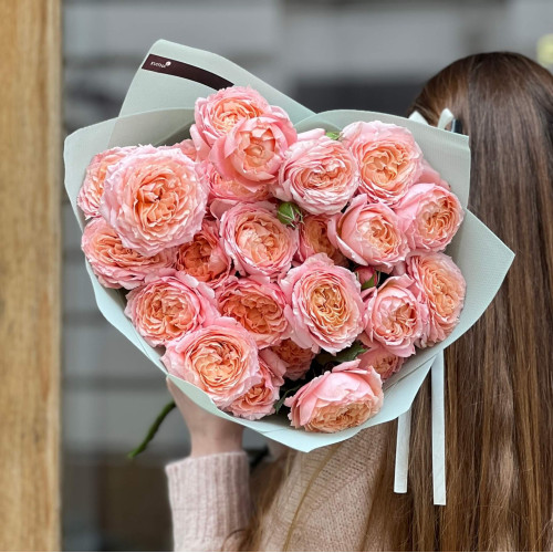 5 гілок піоновидної кущової троянди Juliet у букеті «Радісний спогад»