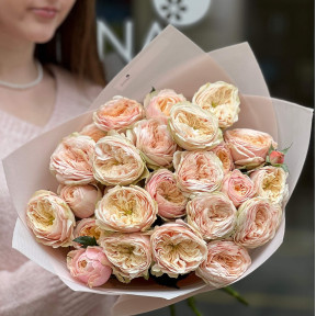 7 гілок піоновидної кущової троянди Darlington у букеті «Несподіване натхнення»