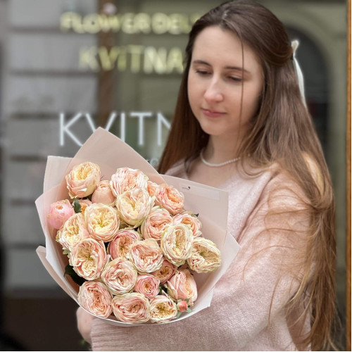 7 гілок піоновидної кущової троянди Darlington у букеті «Несподіване натхнення»