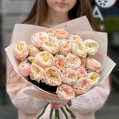 7 гілок піоновидної кущової троянди Darlington у букеті «Несподіване натхнення»
