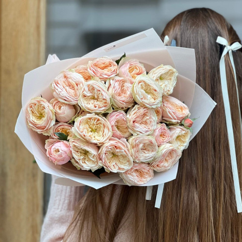 7 гілок піоновидної кущової троянди Darlington у букеті «Несподіване натхнення»