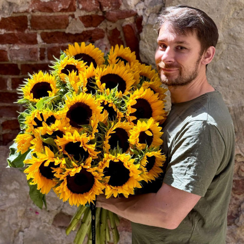 Огромный букет из 25 подсолнухов «Солнечное притяжение»