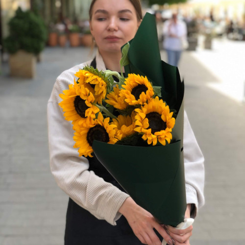 Букет из 7 подсолнухов «Солнечная неделя»