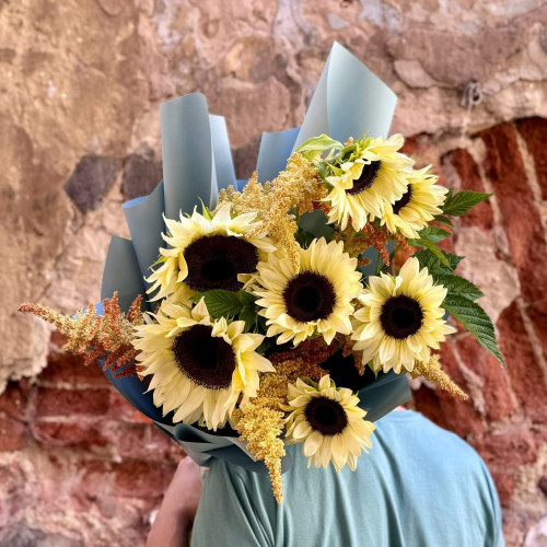 Фантастичний соняшник White Night у букеті «Біла ніч»