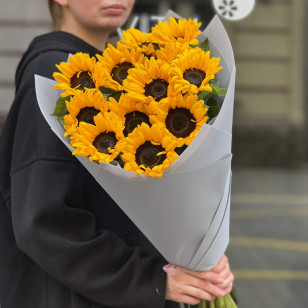 13 bright sunflowers in a bouquet «Scent of the Sun»
