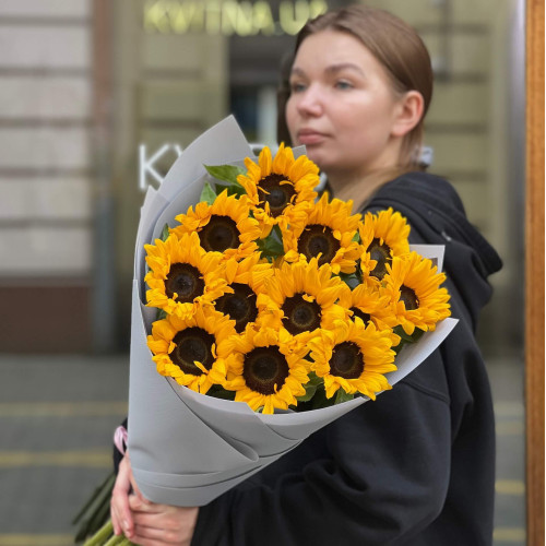 13 ярких подсолнухов в букете «Запах солнца»