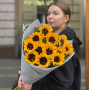 13 ярких подсолнухов в букете «Запах солнца»