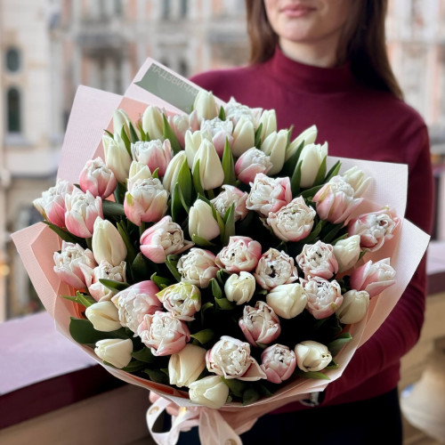 Mix of Sambuca peony tulips and white classic tulips in a bouquet «Strawberry Vibe»