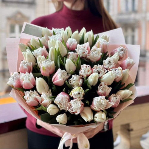 Mix of Sambuca peony tulips and white classic tulips in a bouquet «Strawberry Vibe»