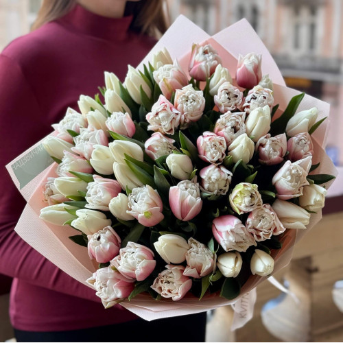 Mix of Sambuca peony tulips and white classic tulips in a bouquet «Strawberry Vibe»