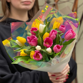 19 яскравих тюльпанів у букеті «Веселковий туман»