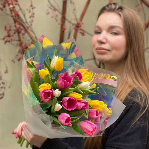 19 яскравих тюльпанів у букеті «Веселковий туман»