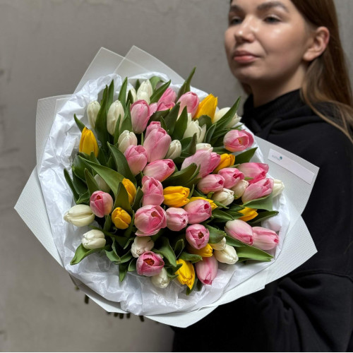 57 тюльпанів у букеті «Кольоровий мікс»