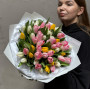 57 тюльпанів у букеті «Кольоровий мікс»
