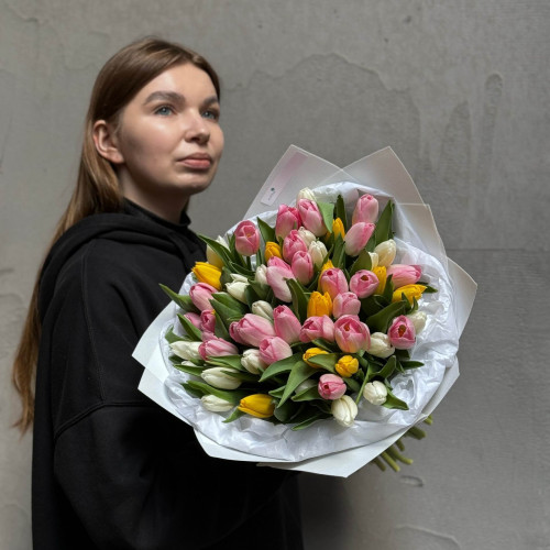 57 тюльпанів у букеті «Кольоровий мікс»