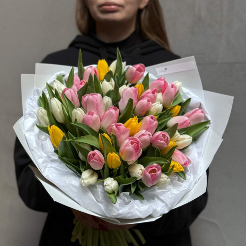 57 тюльпанів у букеті «Кольоровий мікс»