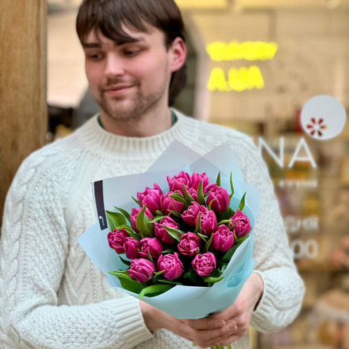 19 яскравих півонієвидних тюльпанів у букеті «Малинова карамелька»