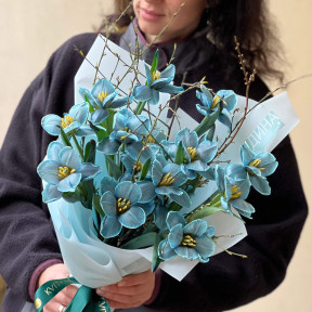 15 тюльпанів Royal Blue від плантації Vip Roses у букеті «Зачаровані хмаринки»