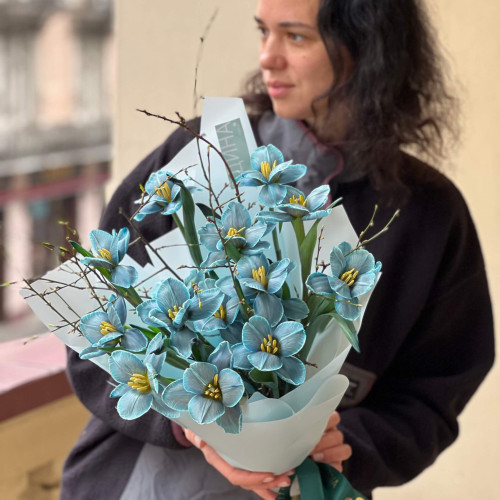 15 тюльпанів Royal Blue від плантації Vip Roses у букеті «Зачаровані хмаринки»