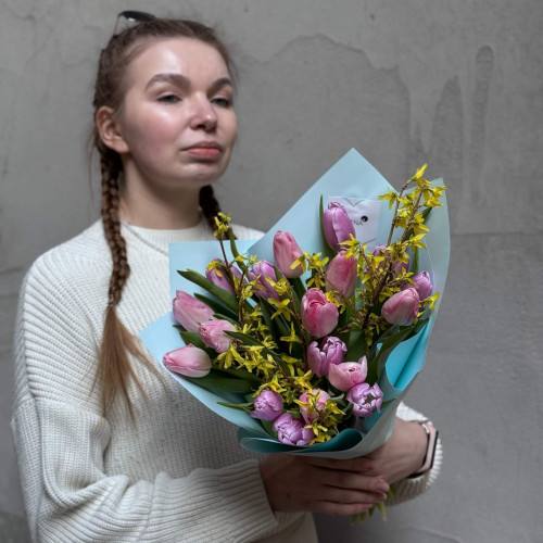 Весняний букет з гілочок форзиції та тюльпанів «Перші теплі промені»