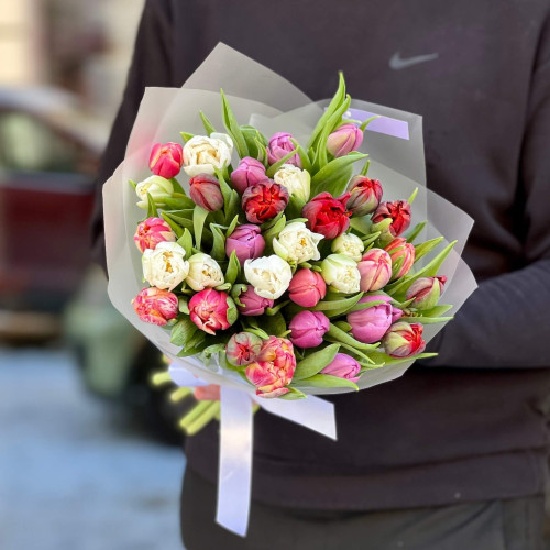 Кольоровий букет із 33 тюльпанів «Феєричний настрій»