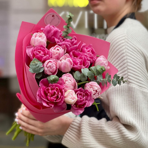 15 піоновидних тюльпанів у букеті «Весняна малинка»