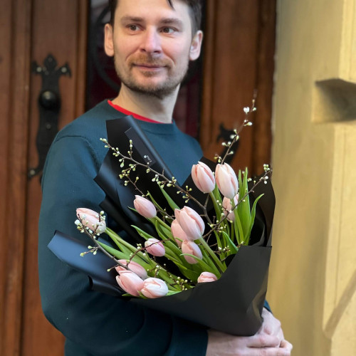 13 преміальних тюльпанів Thijs Boots у букеті «Весняний світанок»