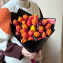 25 тюльпанів Vip Roses у букеті «Яскравий вогник»