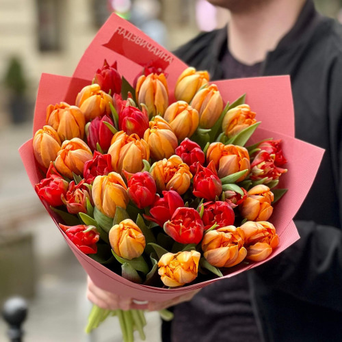 Яскравий букет з 37 піоновидних тюльпанів «Вогник почуттів»