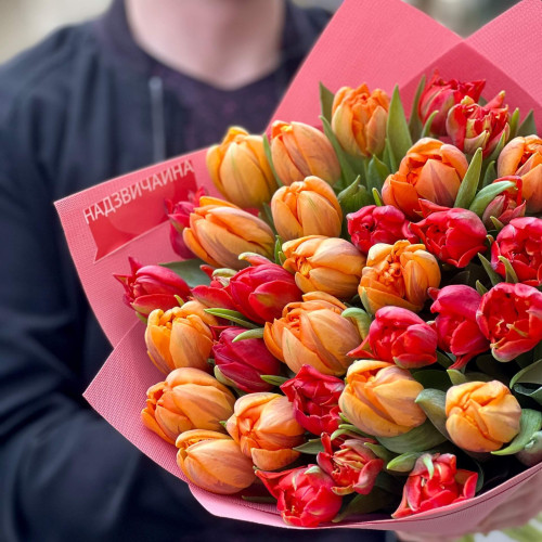 Яскравий букет з 37 піоновидних тюльпанів «Вогник почуттів»