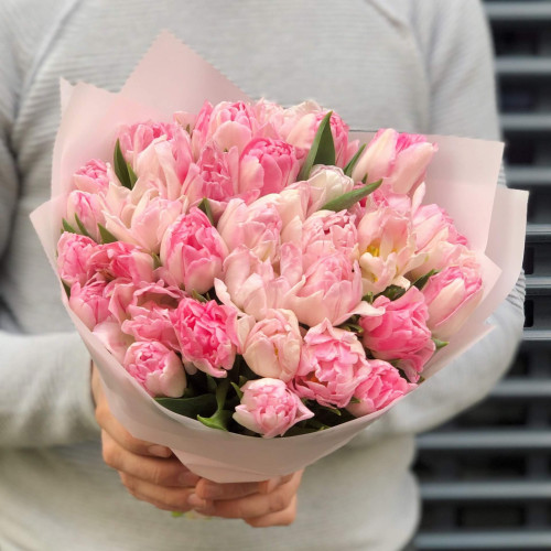 35 рожевих тюльпанів