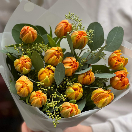 15 помаранчевих тюльпанів з евкаліптом у букеті «Вогняна сальса»