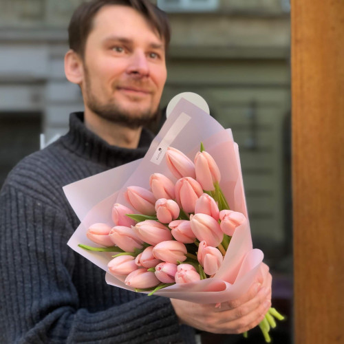 21 преміальний тюльпан Thijs Boots у букеті «Персиковий десерт»