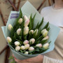 25 светлых тюльпанов в букете «Зефирная нежность»