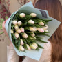 25 светлых тюльпанов в букете «Зефирная нежность»