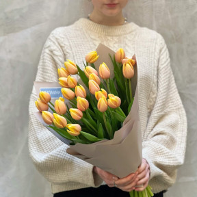 25 тюльпанів у букеті «Абрикосові кульки»
