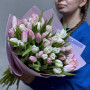 Ніжний мікс із 49 тюльпанів Neglige та Dynasty у букеті «Ніжність зими»