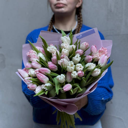 Ніжний мікс із 49 тюльпанів Neglige та Dynasty у букеті «Ніжність зими»