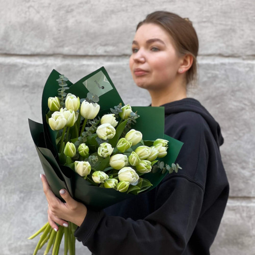 25 біло-зелених півонієвидних тюльпанів у букеті «Весняний смарагд»