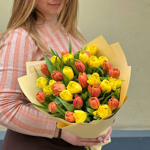 33 піоновидних тюльпана у букеті «Весела пташечка»