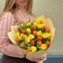 33 піоновидних тюльпана у букеті «Весела пташечка»